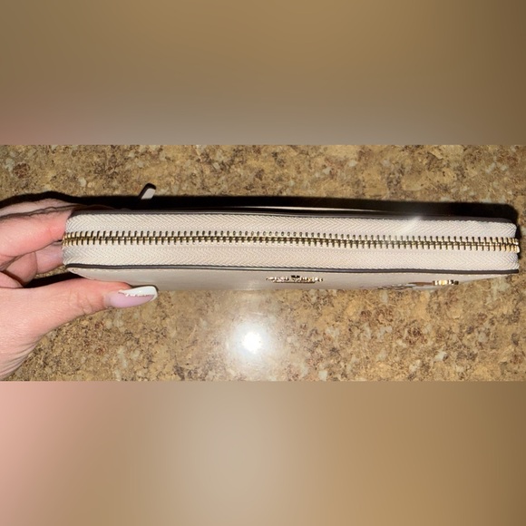 Kate Spade Cream Wallet with Minnie Mouse Design - Picture 3 of 15